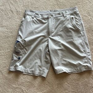 Columbia PFG Stylish Men's Gray Cargo Shorts